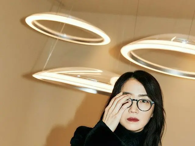 김은희 작가가 남성 패션 잡지 ARENA HOMME + 인터뷰에서 BTS (방탄 소년단)을 언급했다. 잡지가 각 분야에서 가장 활약 한 인물을 