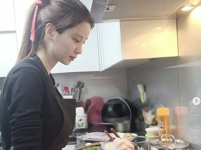 Seohyun, the youngest of SNSD (Girls' Generation), boasts cooking skills.Sooyoung responded to this