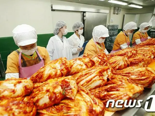 중국에서 "비위생적 인 김치 만들기"가 확산 이후 한국에서 김치 찌개의 매출이 감소했다. 소비자는 "이미 중국의 김치는 먹을 수 없다", "중국