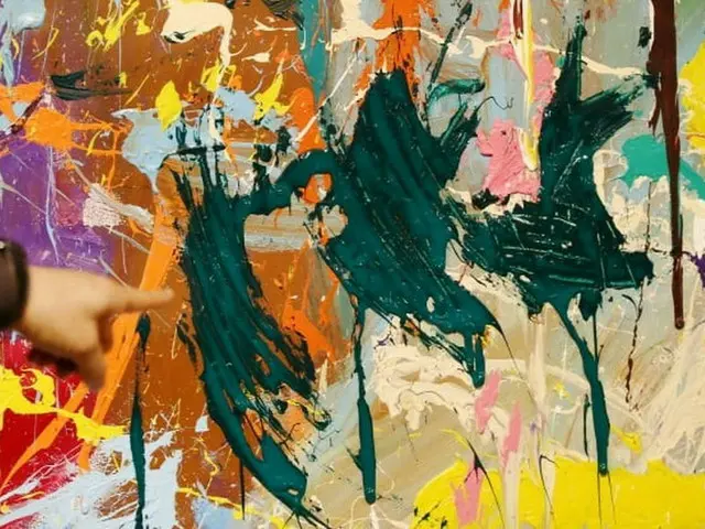 한국에서 20 대 부부가 전시 중 5 억원 (약 5000 만엔) 대 현대 미술에 페인트로 낙서 한 모습이 공개되어 화제가되었다. .  