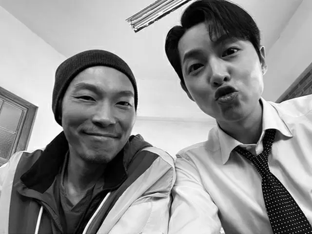 Actor Song Joong Ki releases two monochrome shots with actor Yang Kyung Won,co-stars in the TV serie