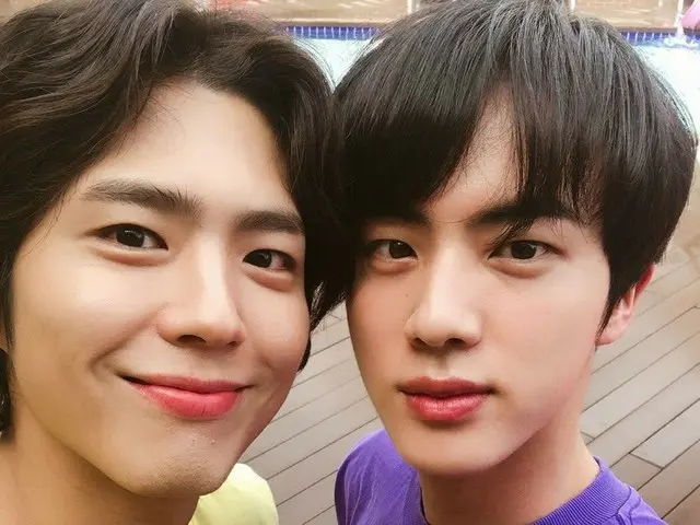 A two-shot ”left-right flip” photo of actors #Park BoGum and #BTS JIN is HotTopic in South Korea. ..