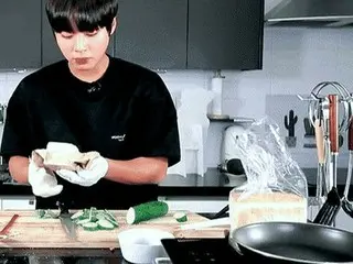 박 훈 프라이팬에 버터 칠하는 방법이 화제가 ... 덩어리를 그대로 빙빙. .