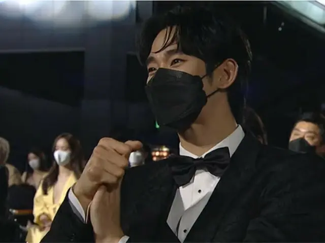 Actor Kim Soo Hyun, watching the speech of actor Oh Jung Se, who played the roleof the older brother