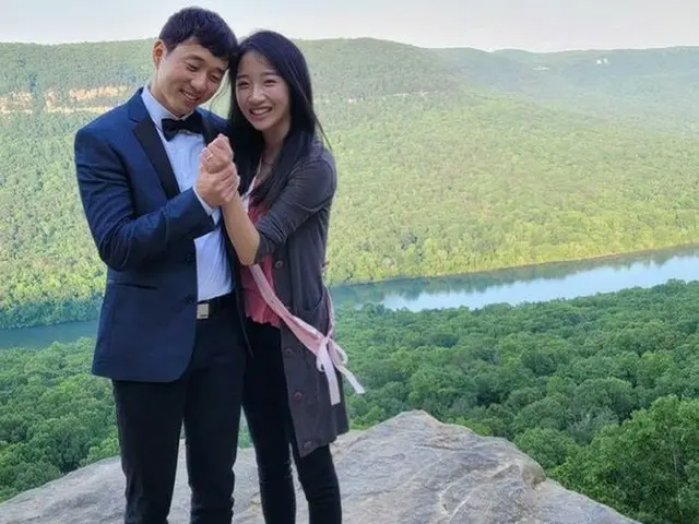 THE ARK 출신 유나 킴 연내 결혼 예정인 연인을 공개했다. 유나 킴은 어제 미국에서 결혼을 밝히고 아이돌 은퇴를 발표했다. .