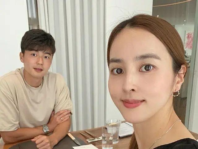 배우 한혜진, 남편 축구 선수 기성용과의 결혼 8 주년을 SNS로 축하합니다. . ● 우리 왜 이렇게 늙어 같은 것일까? 세월이지나가는 것은 정