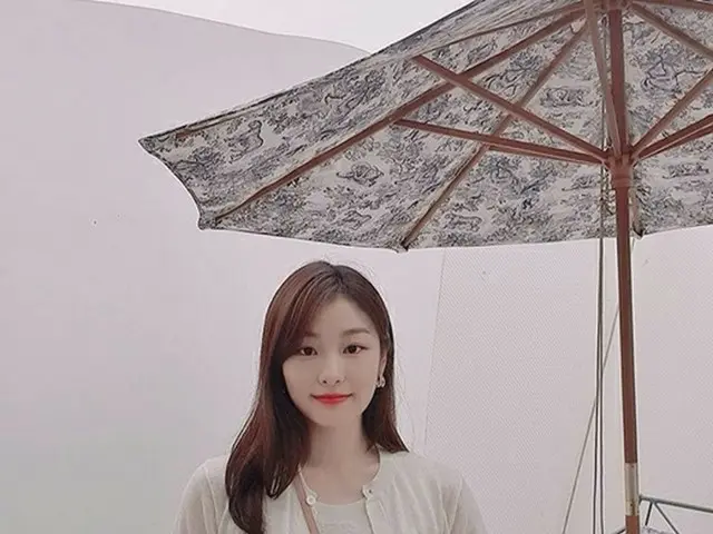 "피겨 퀸 '김연아, 카페에서의 일상을 공개했다. 또한 깨끗하게되었다고 화제. .