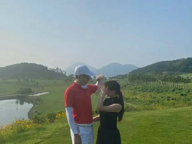 Lee Ji Hoon's Japanese wife, Ayane, shows her husband and wife playing golf. ....