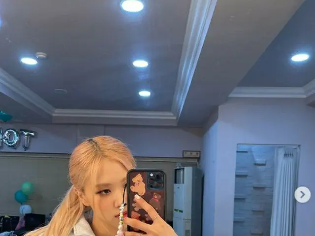 "BLACKPINK"ROSE 얼굴이 스마트 폰보다 작 으면 화제가되었다. .