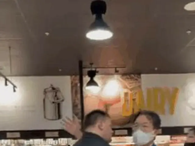 미국 LA 한인 슈퍼에서 "노마스쿠"백인 남성에 맞서는 아줌마들 (고객)의 모습이 화제. .