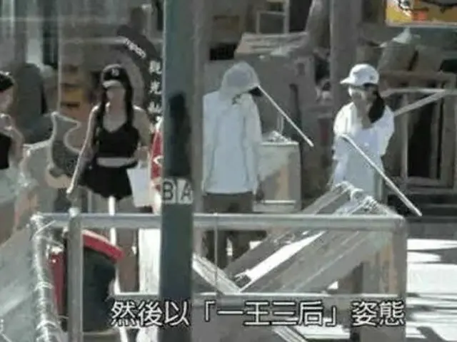 홍콩 출신 배우 주성치, 42 살 연하 17 세 소녀와 요트 데이트 보도했다. 한국에서도 화제. .