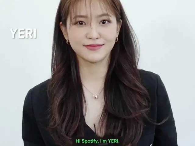 【t公式】RED VELVET、RT Spotify: RVsmtown Catch YERI chilling by the beach, where the