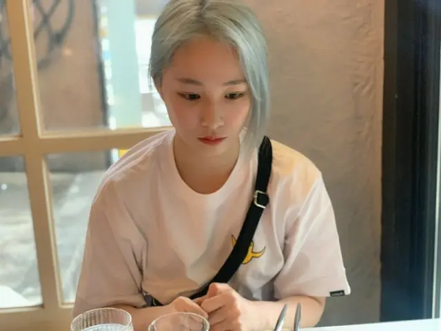 【t公式】에버글로우、[#미아] 밥 먹기 전에 사진 찍는 걸 기다려 줄 줄 아는 참을성 있는 먀🥺