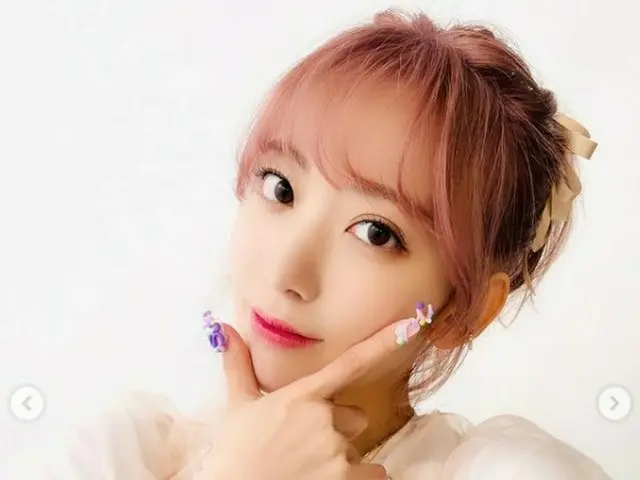 미야 와키 사쿠라, 네일 잡지 "NAILEX"의 표지를 장식한다. 어느 화려한 네일도 선보였다. .