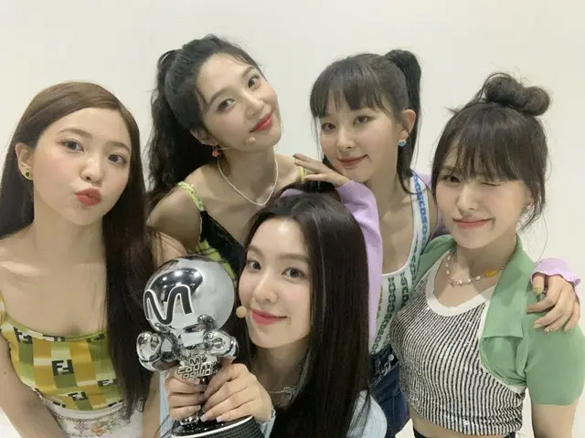 【t公式】RED VELVET、My reveluv and us 💜 <br>our #Queendom1stwin 러비들 너무 고맙고 사랑해요 축하해