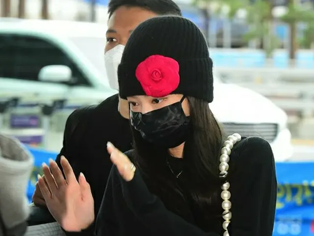 BLACKPINK 제니 개성적인 패션으로 '파리 패션 위크'를 위해 출국. .