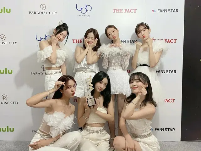 【t公式】오마이걸、[#OhTimes] 211002 더팩트 뮤직 어워즈 📸<br><br>'더팩트 뮤직 어워즈'에서 '올해의 아티스트' 상을 수상