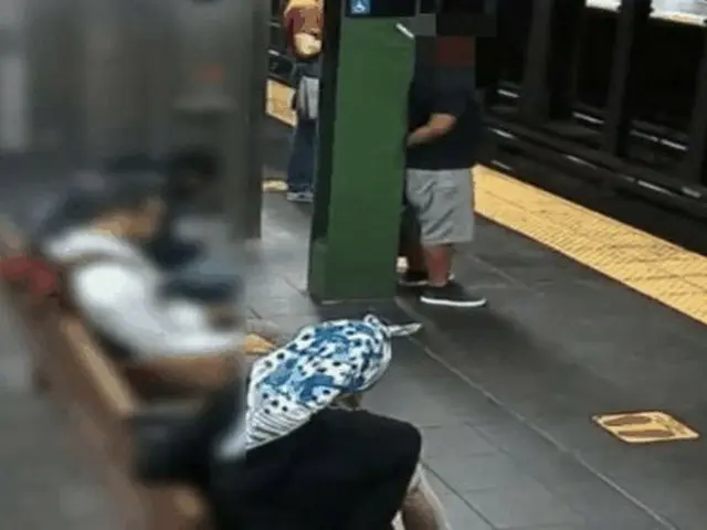 미국 NY 지하철에서 여자가 갑자기 진입 해 온 열차를 향해 다른 승객을 밀 었어 사건이 발생. 한국에서도 보도. 여자는 다음날 체포. 피해자는
