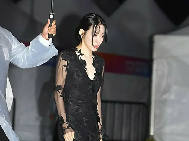 TIFFANY (SNSD (Girls' Generation)) who appeared in ”2021 GANGNAM FESTIVAL”. Thelong black dress is H