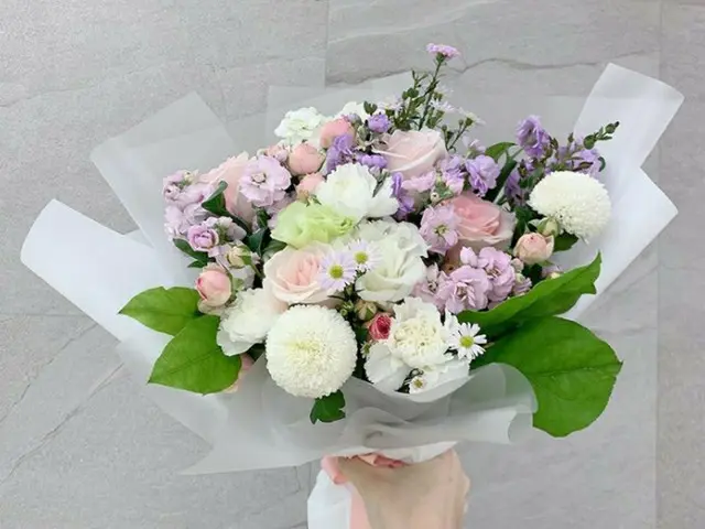 Choi MIN HWAN (FTISLAND) _'s wife YULHEE (former LABOUM) posted a photo of thebouquet on SNS with th