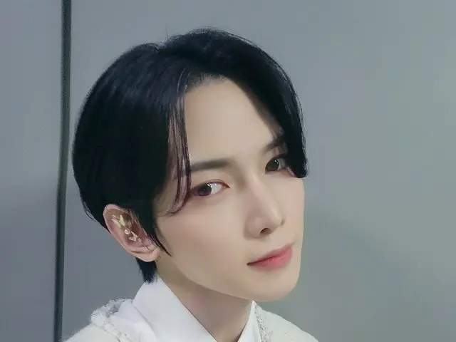 【T公式】에이티즈、[📷] SBS MTV '더쇼' MC 여상 Behind Photo<br>⠀<br>세상 모든 사람들! 우리 조각 댕댕이 여상이 