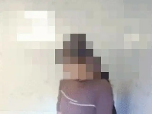 중국 양념 제조 공장에서 노마스쿠 노 모자 · 맨발로 고추를 밟고 작업하는 영상이 공개되어 화제가되었다. .