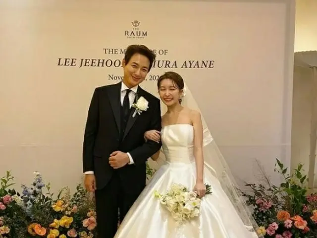 Singer Lee Ji Hoon & Ayane, like yesterday's wedding. The entertainers whoattended are open to the p