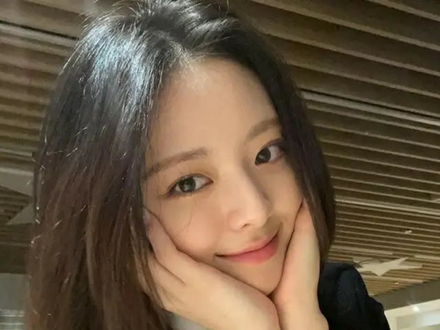 “고3” 윤아(ITZY), 제복 차림의 셀카 공개. 재림연예예술고등학교 실용무용과에 재학 중. .