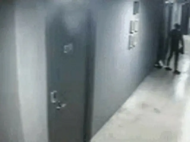 숙박객이 자고 있는 동안 객실에 무단으로 침입한 절도범의 영상이 화제에. .