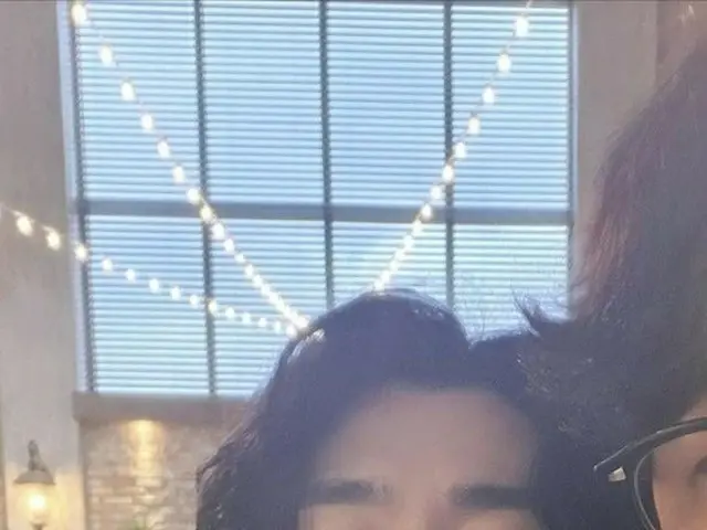 배우 이시온, 결혼식에서 마스크 미착용을 사과. 25일 여배우 서지승과 제주도에서 결혼식을 꼽았다. .