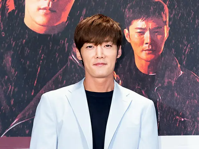 Actor Choi Jin Hyuk goes in and out of an illegal entertainment facility and issent to the prosecuti