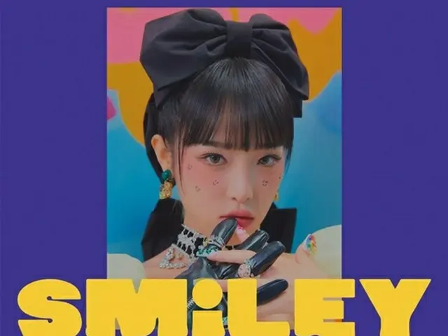 Choi Ye-na (former IZONE) made her solo debut today (17th). At 6 pm, the minialbum ”SMiLEY” will be