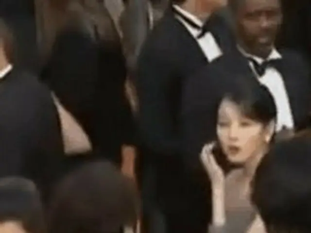 영화 '베이비 브로커'에서 '제75회 칸 국제영화제'에 참석한 아이유에 부딪친 러시아 출신의 모델, 네티즌의 지적으로 사과. .