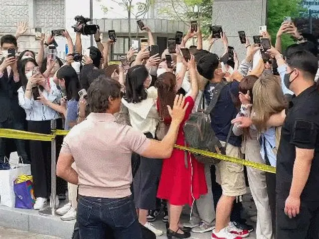 「톰 크루즈님에 등을 돌리는 한국인들」이 화제. . ●전용기로 서울 김포 공항을 통해 한국 입국. ●명작 「톱 건」의 36년만의 속편. 그 프로