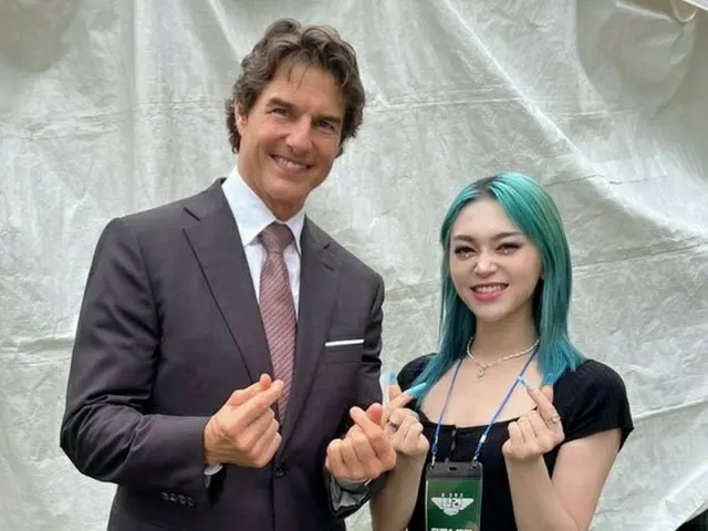 미국 NBC 'American Song Contest'에서 우승한 AleXa, 방한한 톰 크루즈와의 2샷을 공개. AleXa는 영화 '톱 건 :
