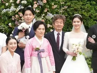 장나라의 친형으로 배우 장성원, 장나라의 결혼식에서 가족사진을 공개. .