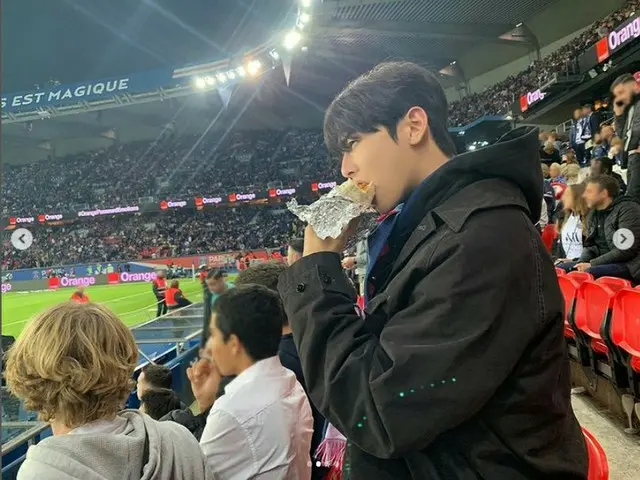차우누(ASTRO), 파리에서 축구 관전의 모습을 공개. .
