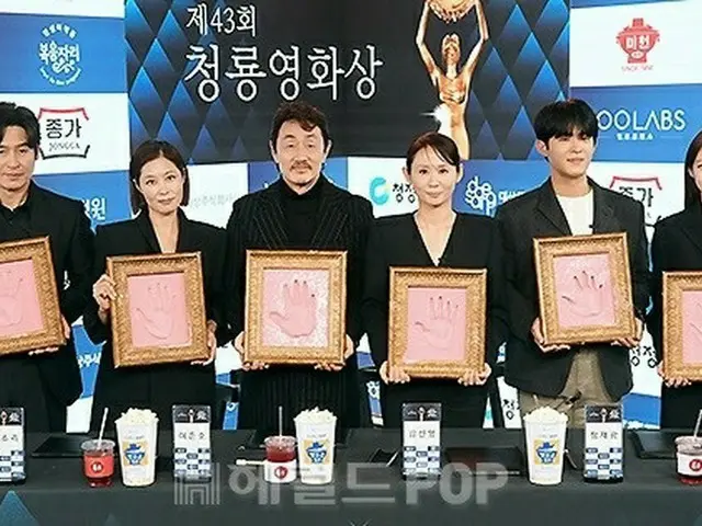 배우 설경구, 문서리, 호준호, 김선영, 공승연, 정재관, '제43회 청룡영화상' 핸드프린팅에 참석. .