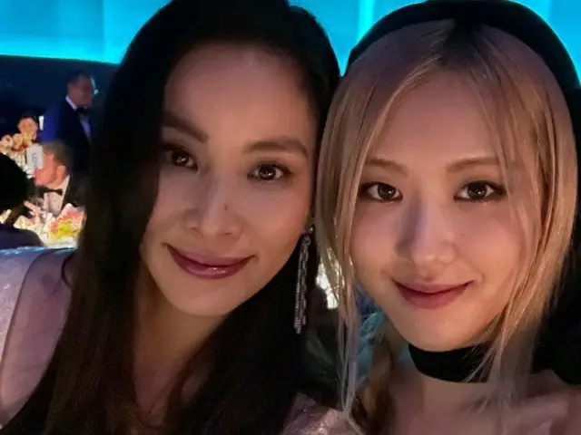 Actress Go So Young, released a photo with ROSE(BLACKPINK). . .