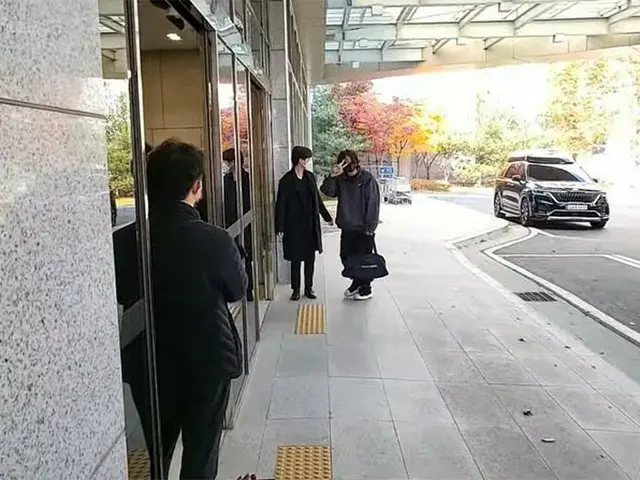 정국 김포공항에 도착. . ● 슛 포즈를 선보인 후 V 사인.