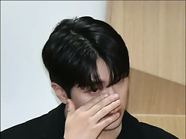 ‘오메가엑스’ 세빈, 재한, 혁, 태동, 기자회견 중에 눈물을 보인다. .