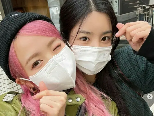 전 IZ*ONE의 혼다 히토미(AKB48), 권은비와의 사진을 공개. "일본까지 와서 생일 선물을 사준 움비온니". .
