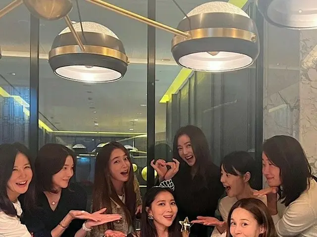 여배우 오윤아, 생일 파티에 이민정, 한지혜, 차예령, IVY, 이서연 등 톱스타가 대집합. .