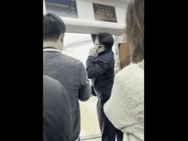 서울 지하철 7호선, 운행 중 고장으로 닫히지 않는 문을 수리할 수 없고, 안전막을 설치해 4역 이동의 모습이 화제. .