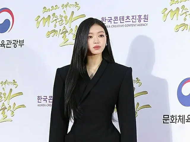 OH MY GIRL 유아, '2022 대한민국 대중문화예술상' 시상식 레드카펫에 참석. .