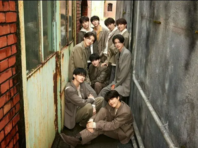 HYBE 최초의 일본 보이그룹 '&TEAM', 데뷔 EP 'First Howling: ME'가 오리콘 주간 앨범 랭킹 1위에 올랐다. .