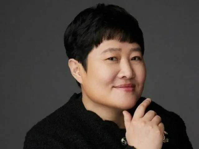 훅엔터테인먼트 권진영 대표, 2021년 초록펨미디어 매각 시 지분을 일부 임원과 연예인 친척에게 무상 증여했다고 보도된다. . ●가수 이소니 본