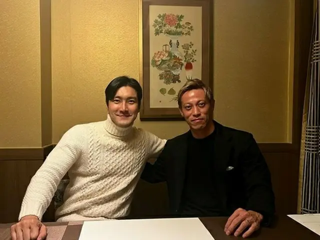 Choi Si Won (SUPER JUNIOR) released a photo with Keisuke Honda. . .