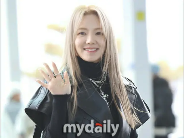Hyo Yeon (SNSD(Girls' Generation)) departed for the US to attend New YorkFashion Week. . .