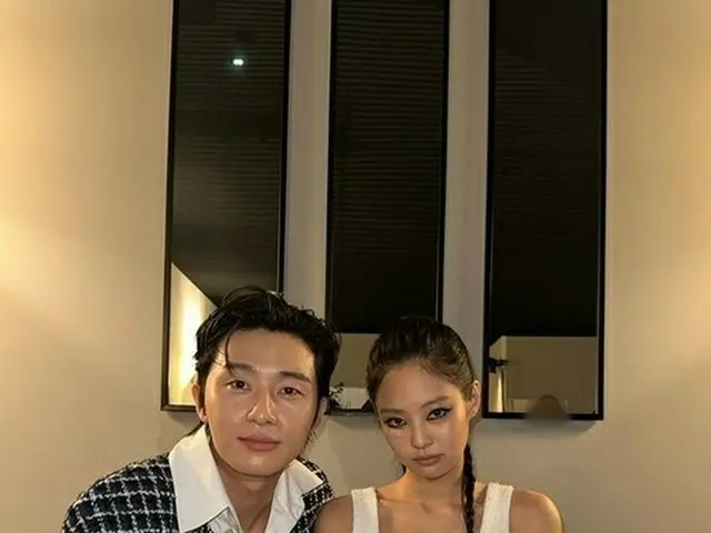 Actor Park Seo Jun posted the photos with JENNIE. The two attended the Chanelcollection in Paris. .